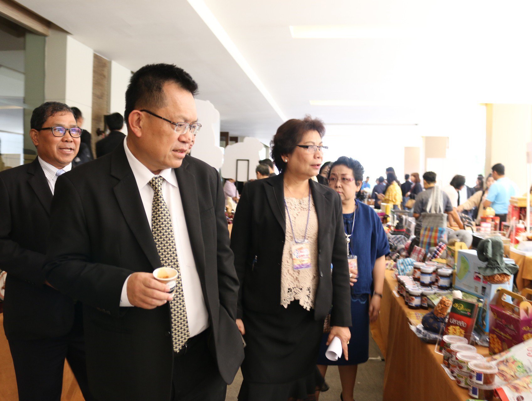 นางวันเพ็ญ รัตนกังวาล นำทีมเปิดโครงการสร้างสรรค์อัตลักษณ์สินค้าอุตสาหกรรมสู่ชุมชน "ไทยเด่น"