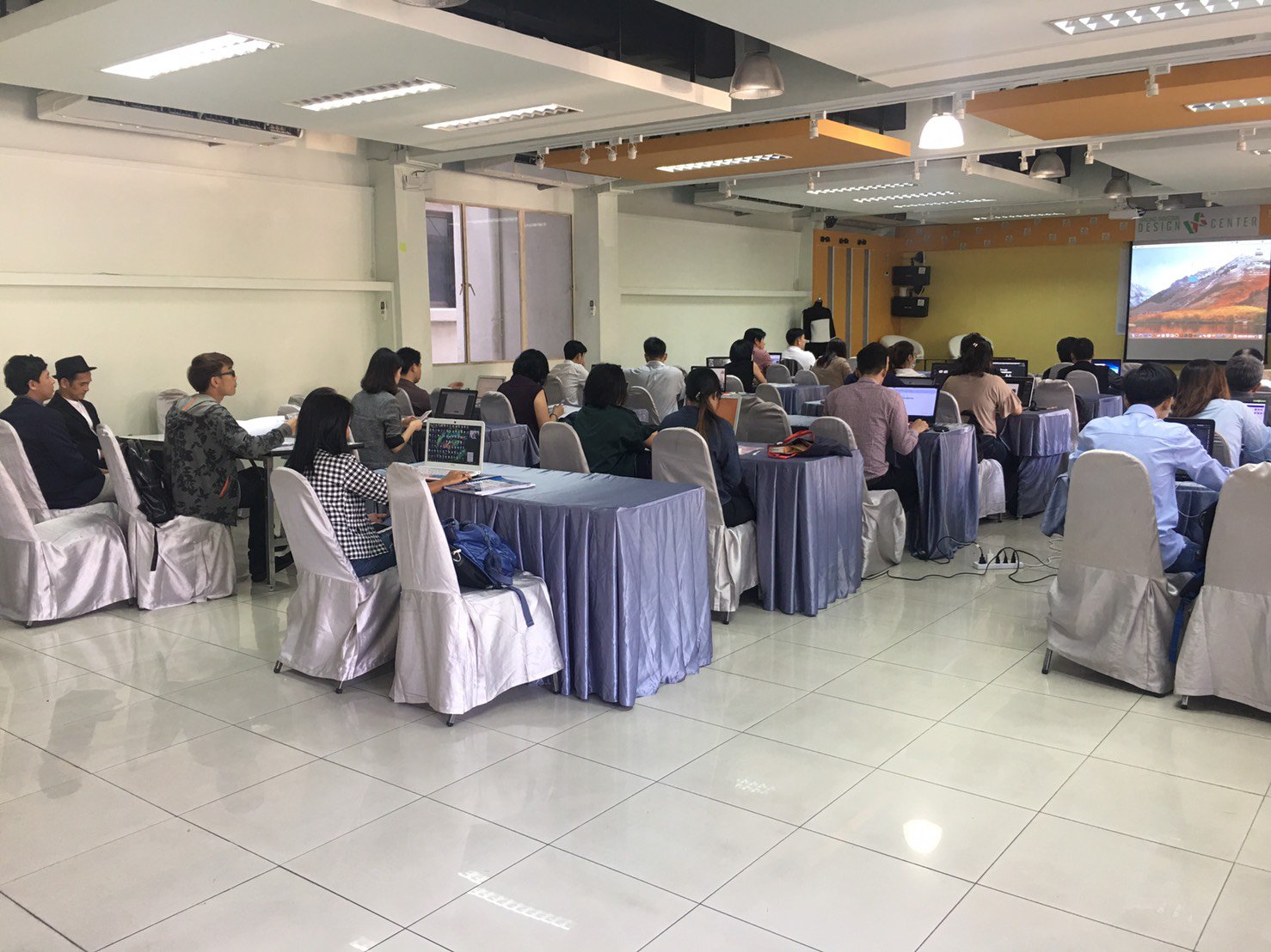 นางวันเพ็ญ รัตนกังวาล ผู้อำนวยการกองพัฒนาอุตสาหกรรมสร้างสรรค์ ให้เกียรติเป็นประธานในพิธีเปิดการฝึกอบรมเชิงปฏิบัติการ หลักสูตร การออกแบบสื่อสิ่งพิมพ์และสื่อโฆษณาอย่างไรให้ ปัง!!! ณ อาคารThai-idc ชั้น2 