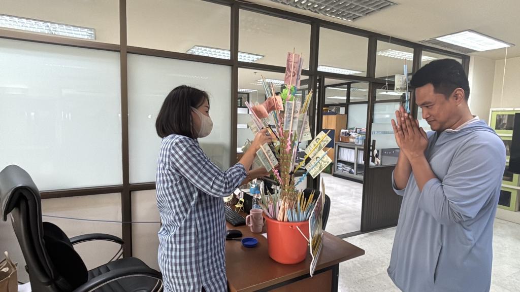 ผอ.กส.กสอ. นำทีมผู้บริหาร และเจ้าหน้าที่ กส.กสอ. ดำเนินกิจกรรม “ส่งเสริมหลักธรรมทางศาสนา เสริมสร้างศรัทธา ชาว กส.กสอ.”