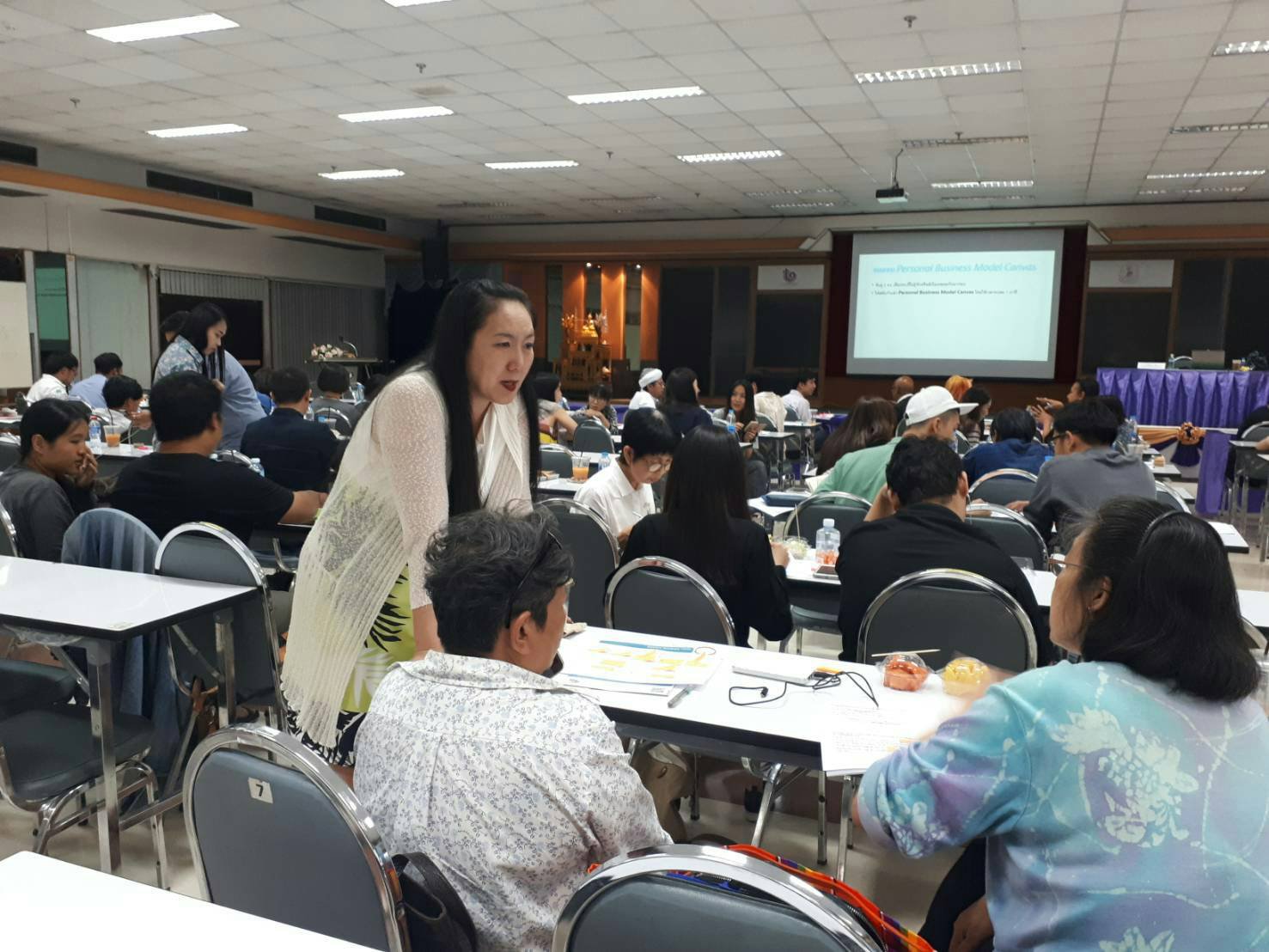 กองพัฒนาอุตสาหกรรมสร้างสรรค์ ร่วมกับ สถาบันพัฒนาวิสาหกิจขนาดกลางและขนาดย่อม จัดอบรมเชิงปฏิบัติการ ภายใต้กิจกรรมสร้างนักออกแบบในอุตสาหกรรมแฟชั่น (Fashion Designer Creation : FDC) ณ ห้องประชุม โซน เอ ชั้น 6 อาคารกรมส่งเสริมอุตสาหกรรม พระรามที่ 6 กรุงเทพฯ