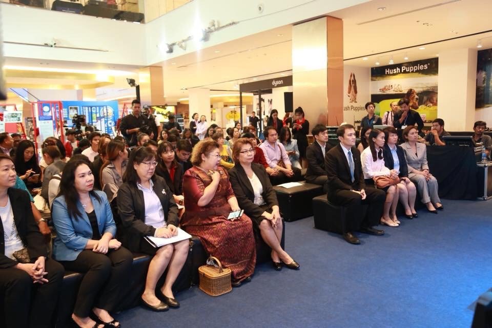 นางวันเพ็ญ รัตนกังวาล ผู้อำนวยการกองพัฒนาอุตสาหกรรมสร้างสรรค์ ให้เกียรติเป็นประธานกล่าวเปิดงาน โครงการพัฒนาผู้นำธุรกิจเชิงสร้างสรรค์ ปีงบประมาณ 2561 ณ ลาน Beacon 2 ชั้น 1 ห้างสรรพสินค้าเซ็นทรัลเวิลด์